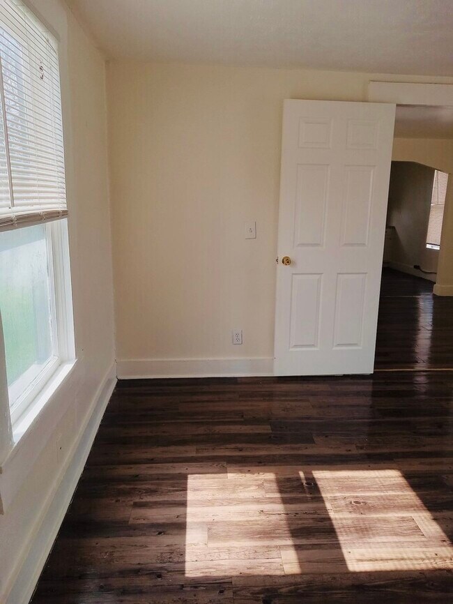 Building Photo - Nice upstairs studio