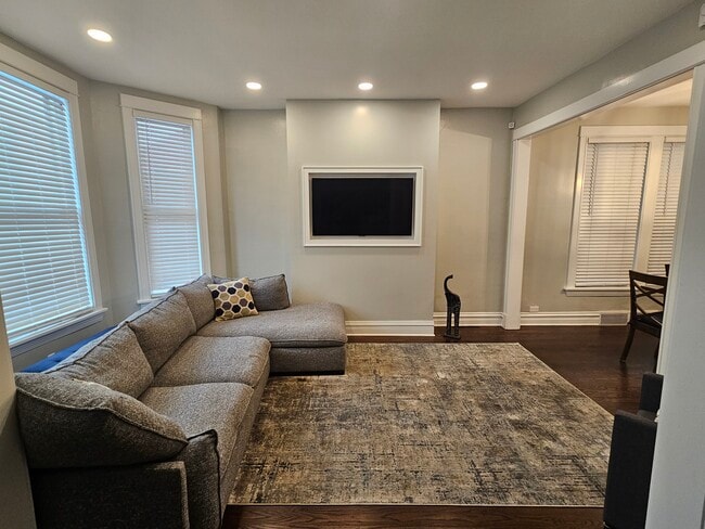 Foto del edificio - 2038 W Augusta Blvd