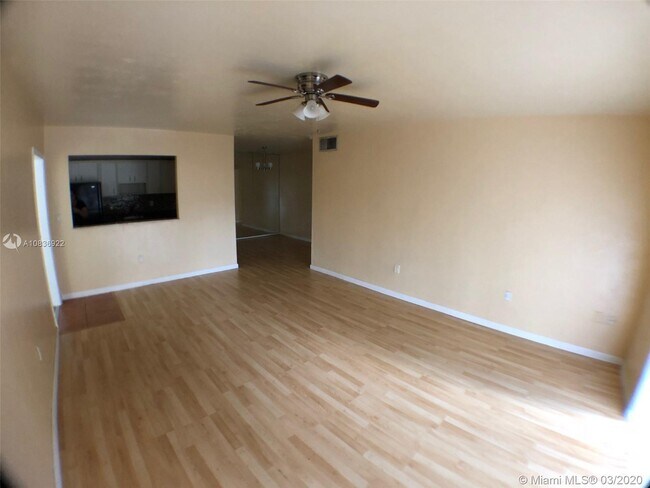 Foto del edificio - 7851 Miller Dr