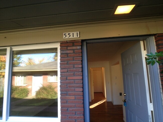 Building Photo - Lower 1bed, all new appliances, great loca...