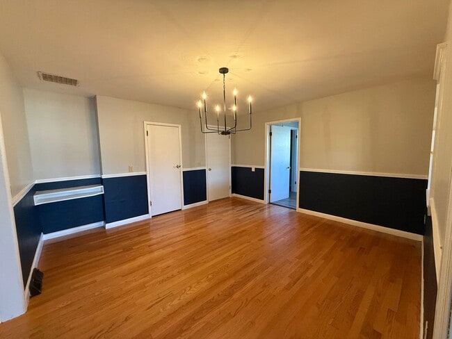 Foto del edificio - Spacious 4-Bedroom Home with Sunroom & Fenced Backyard