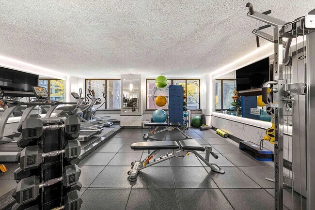 Building Photo - 245 E 44th St