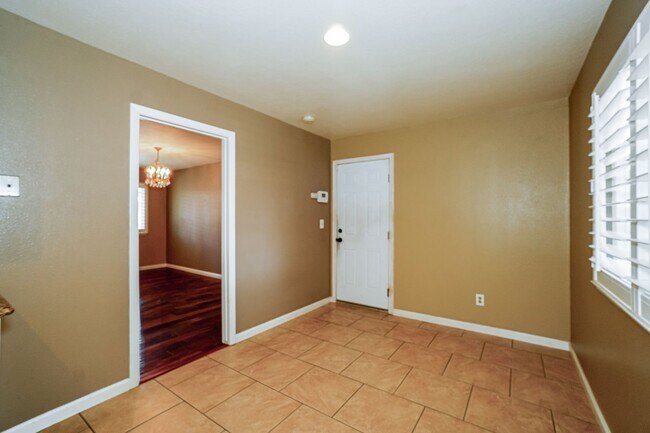 Foto del edificio - Charming Lincoln Village West 3BD Home with Spacious Corner Lot
