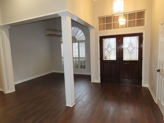 Building Photo - Gorgeous 4 Bedroom, 2 1/2 Bath in South Ty...
