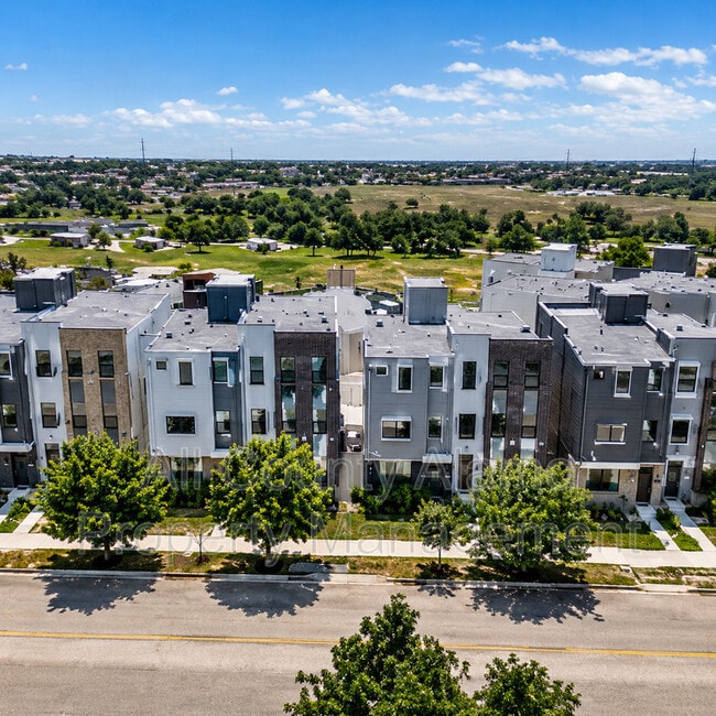 Building Photo - 7930 Kennedy Hill Dr