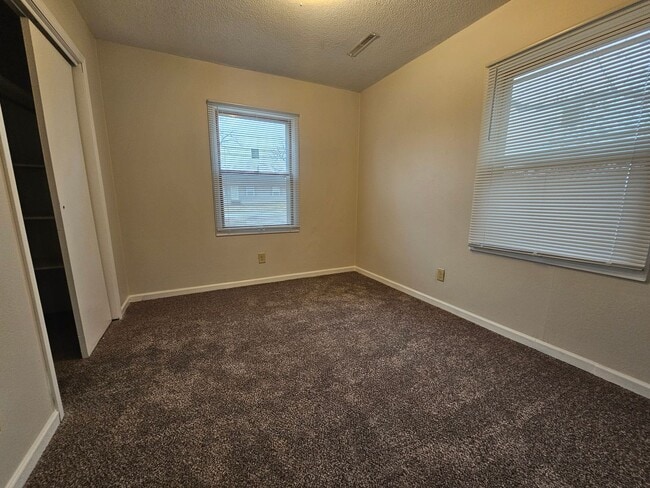 Foto del edificio - NE 3 bedroom 1 bath, no stairs, 2 stall garage. Near Hyvee