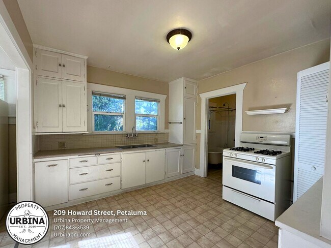 Building Photo - Charming West Petaluma Bungalow with Timel...