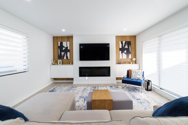 Building Photo - 224 E Kalmia Dr