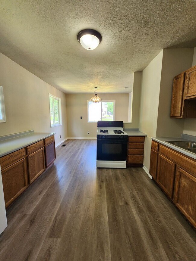 Building Photo - 2 Bed and 2 Bath Home