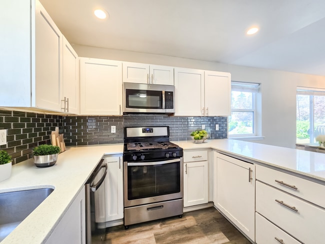 Building Photo - Broadway Area 3Bd/3.5Ba Townhouse!