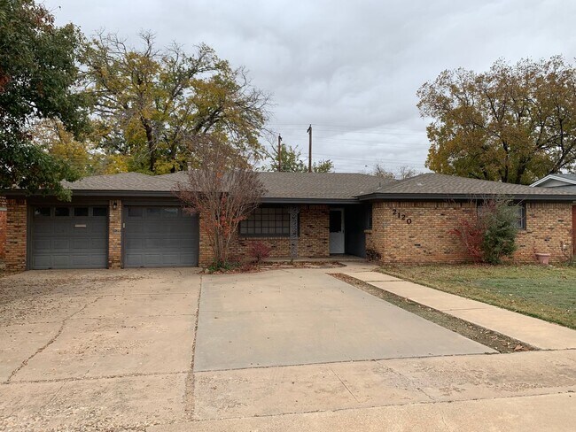 Building Photo - Large 3 Bedroom Home In Well Established N...