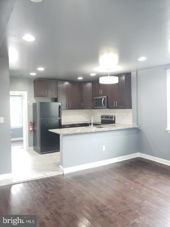 Foto del edificio - 5329 Woodland Ave