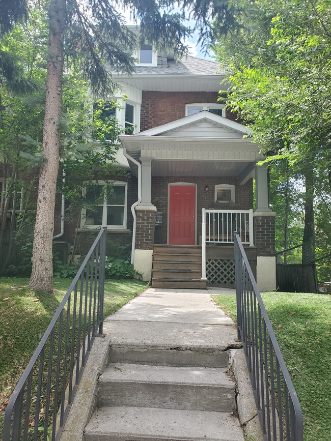 Building Photo - Beautiful, sunny, very bright loft apt in ...