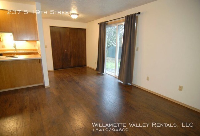 Building Photo - Amazing 3bdr/2bth Duplex