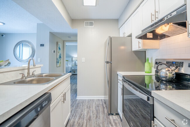 1BD, 1BA - 622SF - Kitchen - Ascent Citrus Park