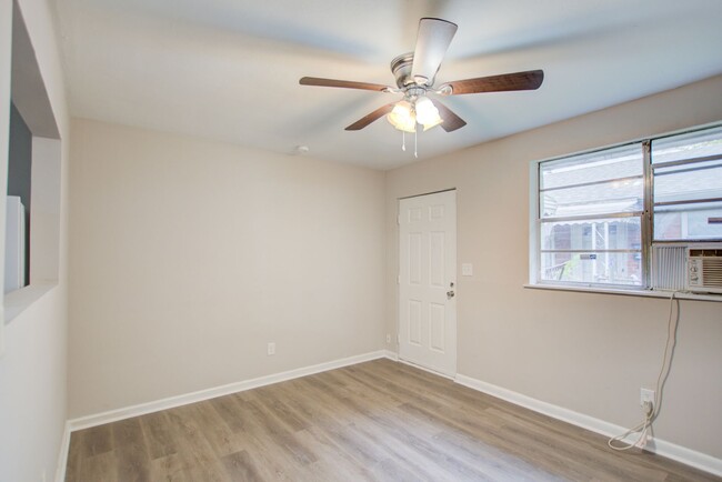 Foto del edificio - 2 Bed, 1 Bath Duplex in East Norfolk