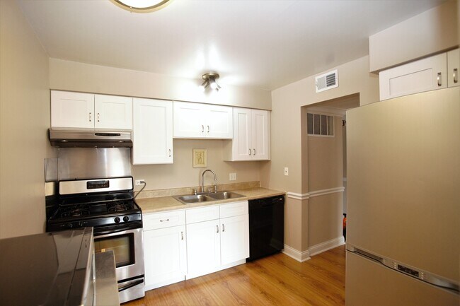 Building Photo - 5000 Carriageway Dr