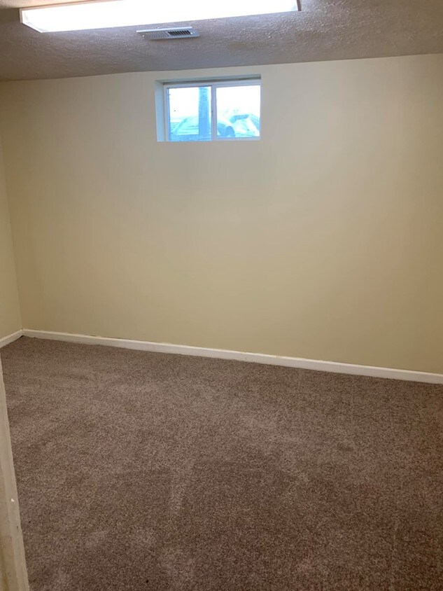 2442 Vine St Unit 4, Lincoln, NE 68503 Room for Rent in Lincoln, NE