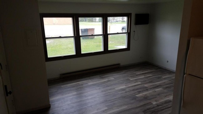 Building Photo - 307 W Washington Ave, #204  Howard SD 57349