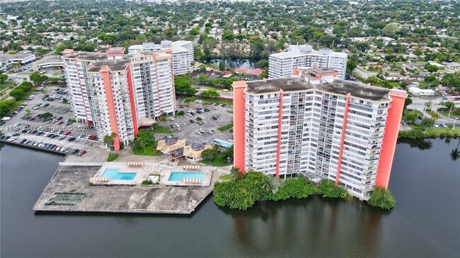 Foto del edificio - 1351 NE Miami Gardens Dr