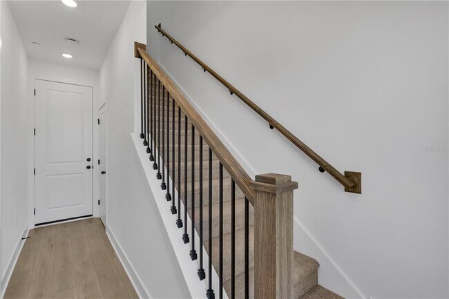 Foto del edificio - 15381 Hamlin Pk Dr