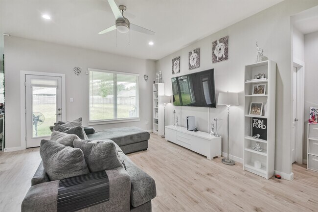 Foto del edificio - 14226 Lake Lodge Dr