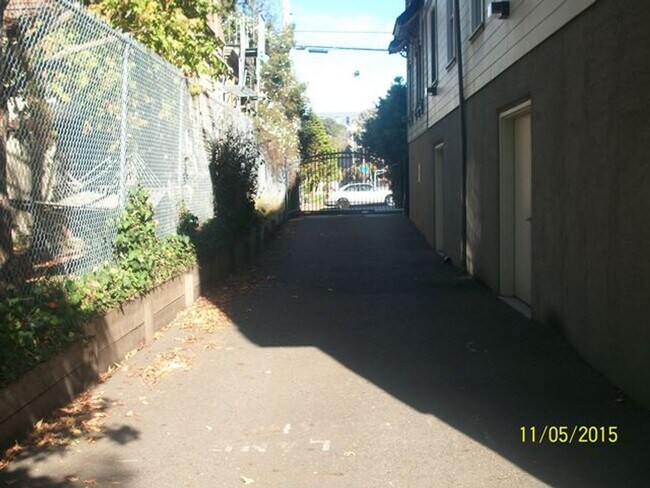 Foto del edificio - COMING SOON ---Beautiful remodeled Victorian townhouse in 8 unit apartment complex (all UCB stude...