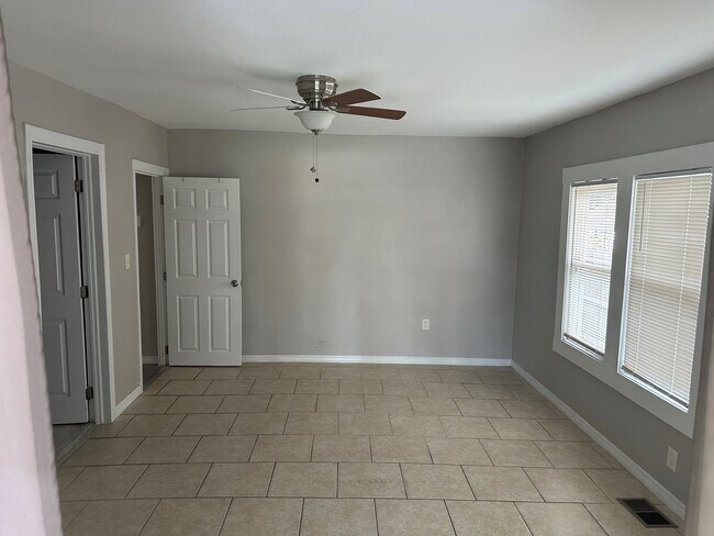 Foto del edificio - 2216 W Woodlawn Ave