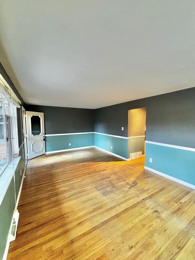 Building Photo - Stylish & Serene – One-Bedroom Golden Hous...