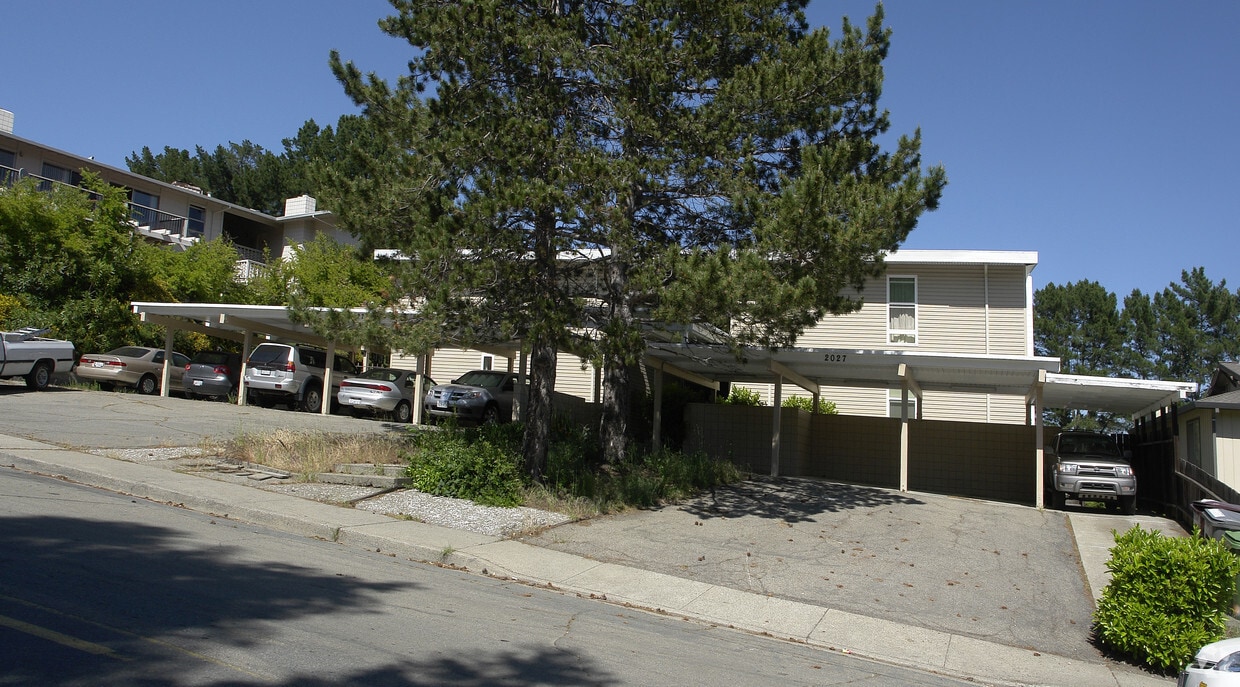 Building Photo - 2027 Ascot Dr