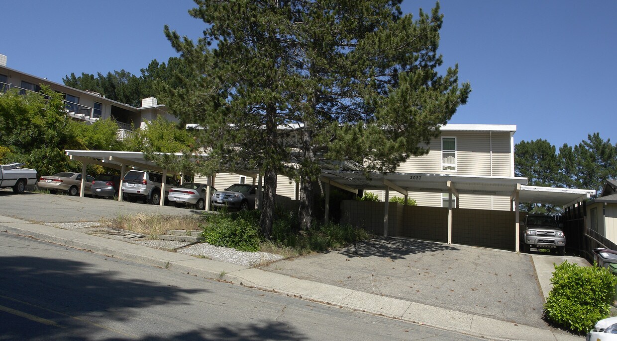 Foto del edificio - 2027 Ascot Dr