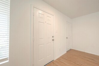 Building Photo - 1491 Las Cuevas Dr