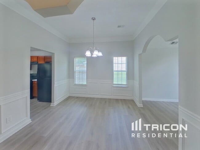 Building Photo - 660 Escalade Dr