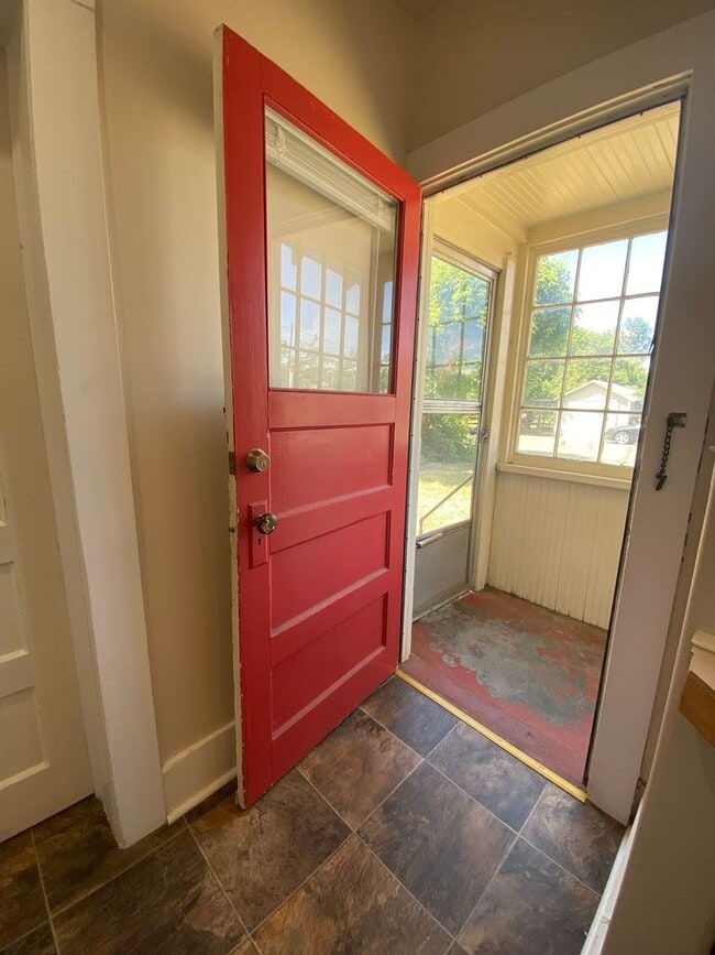 Building Photo - 2 Bed, 1 Bath House with Laundry Across fr...