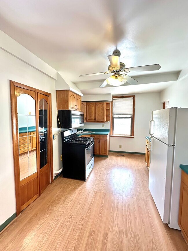 Building Photo - Conveniently Located 1 Bed, 1 Bath Unit - Available 7/1!