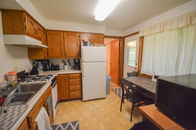 Building Photo - Pristine apartment on incredible park-like...