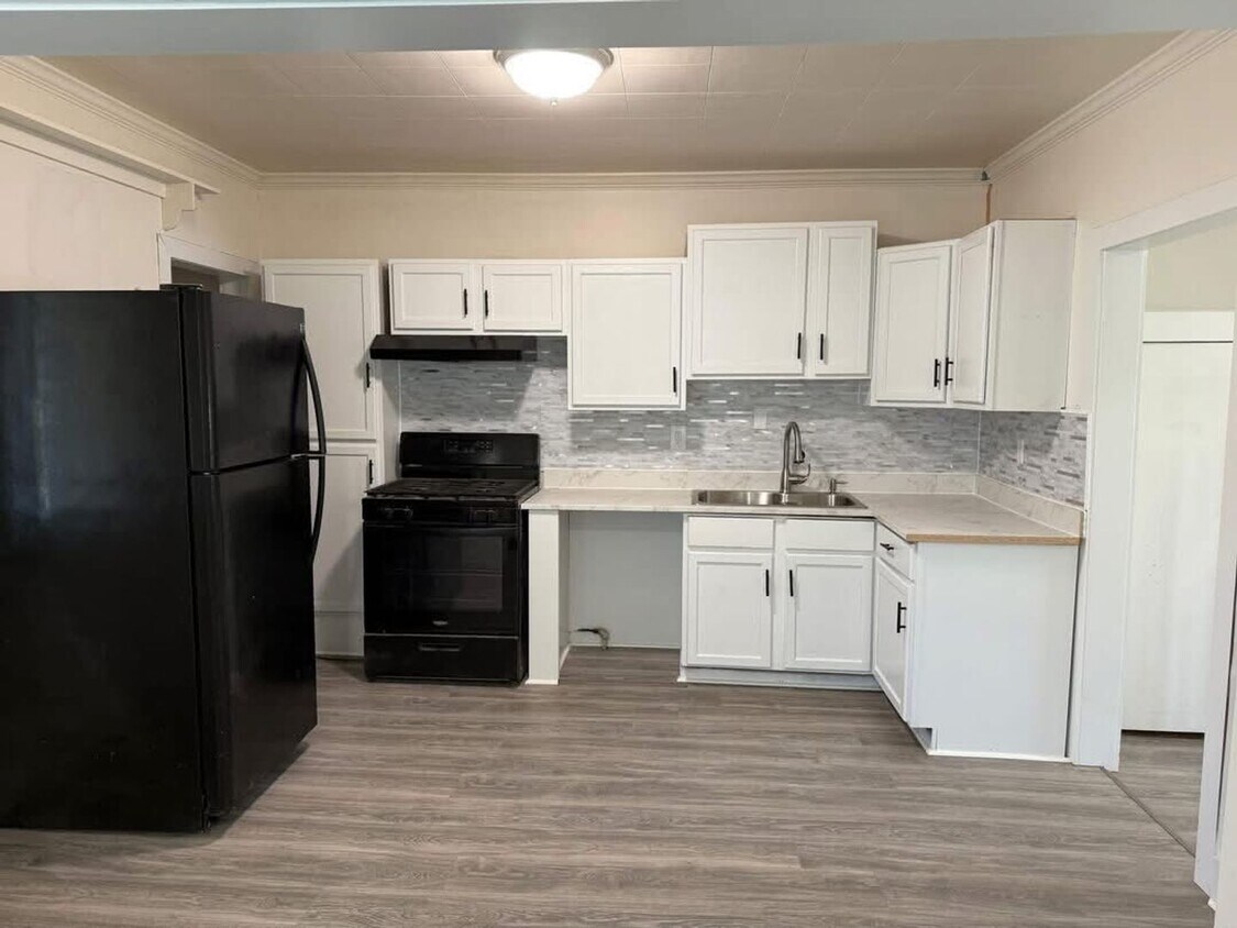 Foto del edificio - House for rent in Wilson Blvd near Planet Fittness and shopping center.