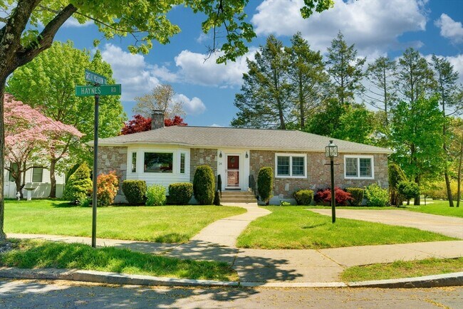Foto del edificio - 24 Great Meadow Rd