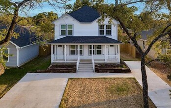 Building Photo - 404 E Elm St