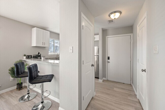 Foto del edificio - Furnished Condo with Modern Finishes in Arlington - Flexible Lease Terms