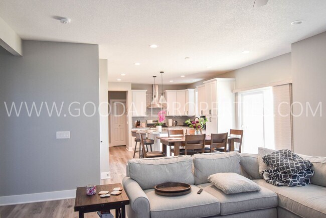 Foto del edificio - 5 Bedroom 3.5 bath 3 car attached garage, ...