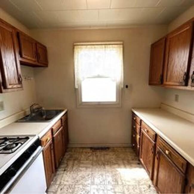 Building Photo - 2811 IA-1