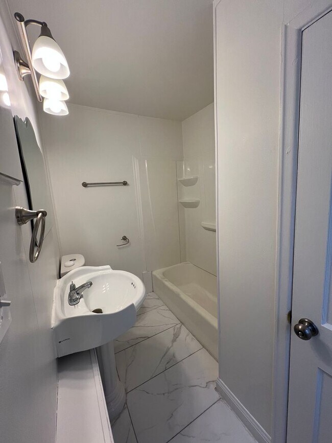 Foto del edificio - 1 Bedroom w/ Den in Federal Hill