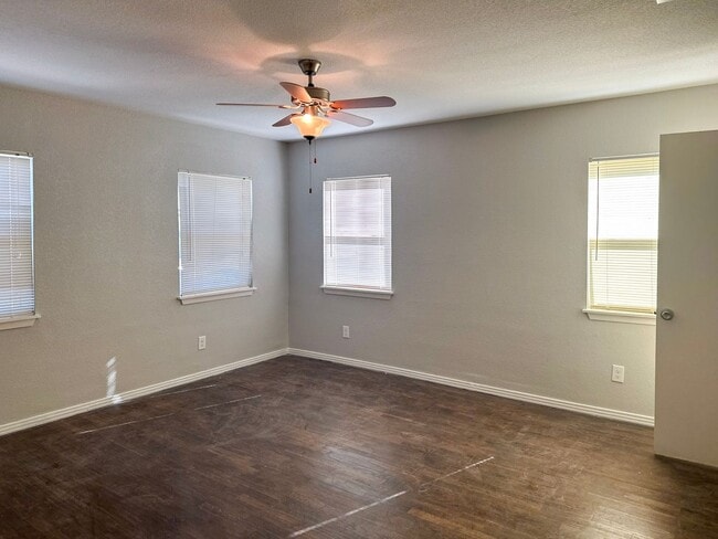 Building Photo - 3 Bed / 1 Bath / Detached Garage