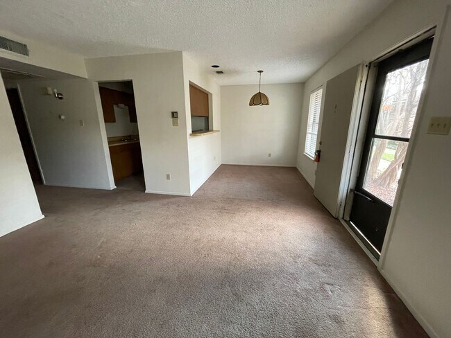 Foto del edificio - Sunset Heights, Near I-30 and Hulen Street 76107