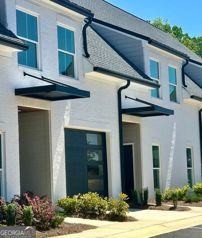 Building Photo - 119 Chateau Dr SE
