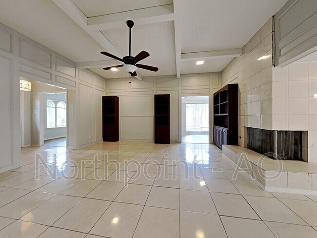 Building Photo - 2209 Vickers Dr