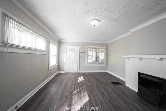 Building Photo - "Charming 3 Bedroom with Hardwood Floors in Indianapolis - Don't Miss Out!"
