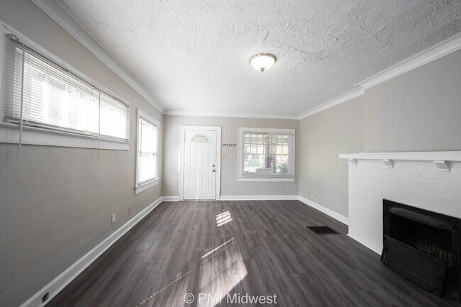 Foto del edificio - "Charming 3 Bedroom with Hardwood Floors in Indianapolis - Don't Miss Out!"