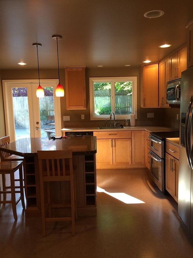 Building Photo - 2008 6th St W